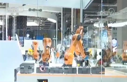 智能驅(qū)動(dòng)未來(lái) 高端裝備展區(qū)機(jī)器人驚艷亮相，互聯(lián)網(wǎng)技術(shù)服務(wù)賦能產(chǎn)業(yè)升級(jí)